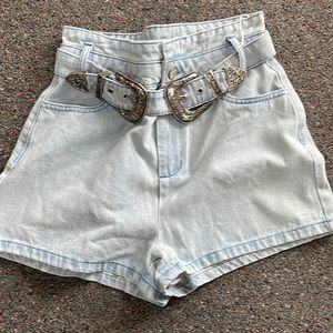 Womens size medium shorts Le Lis